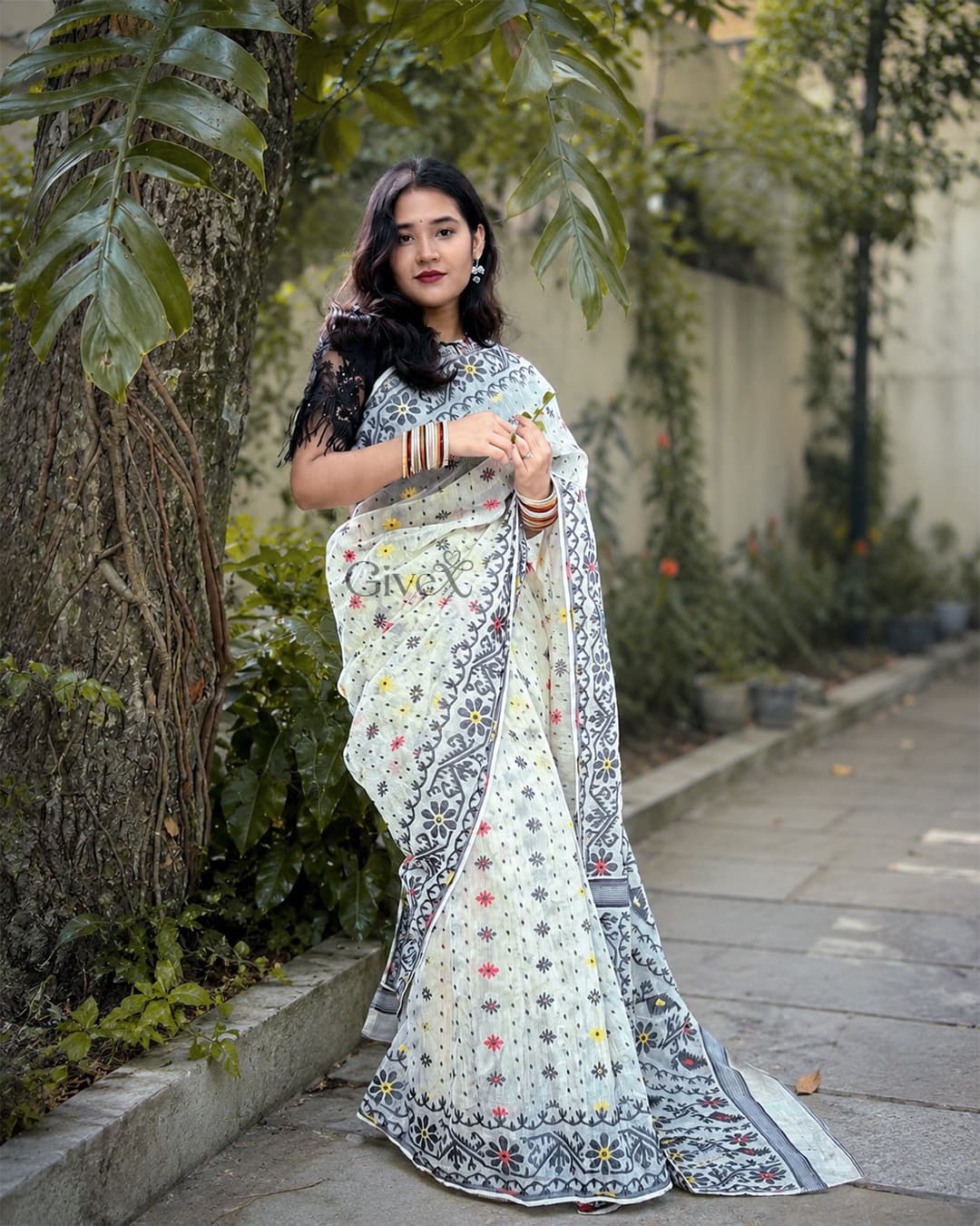 প্রিমিয়াম ব্ল্যাক অ্যান্ড হোয়াইট হাফ সিল্ক জামদানি শাড়ি